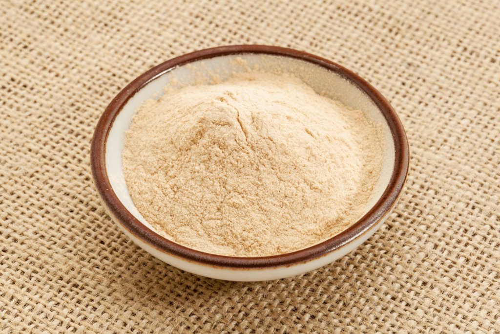 cette image decrit un pot renplit de poudre de baobab