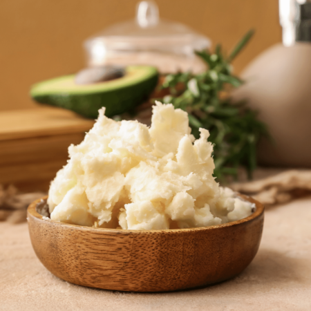 Le beurre de karité est un produit 100% naturel contenant des vitamines et des acides gras favorisant l’hydratation et la protection de la peau et des cheveux.