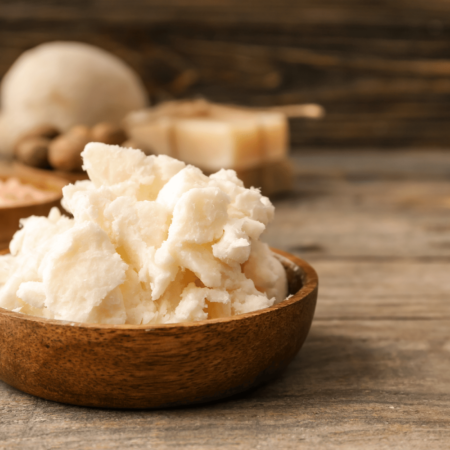 Le beurre de karité est un produit 100% naturel contenant des vitamines et des acides gras favorisant l’hydratation et la protection de la peau et des cheveux.